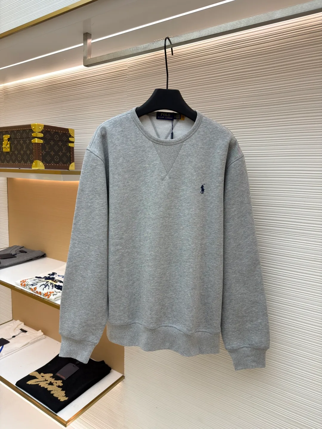 Ralph Lauren logo embroidered sweatshirt ●Original version: Purchased and developed at 1690 ●Item No.: 1681541-A15 ●Fabric: Cloud-like honey cotton fleece sweatshirt fabric ●Technology: Made by Hasuo ●Color: Gray ●Version: Fitted version ●Weight: about 430 grams ●Size: S-M-L-XL ●Description: Customized cloud-like honey cotton fleece sweatshirt material, delicate touch, comfortable and skin-friendly, based on matte gray Comes with a layer of soft light filter. Exquisite indigo pony logo is embellished. It is highly recognizable. It has a breath of freedom and vitality. A symphony of pure and smart colors. It outlines a high-end outline with extreme simplicity. It becomes the smart focus of the vision. Shows taste in silence and adopts imported machine embroidery technology. Uses advanced computer control system and precision mechanical components to realize the iconic pony embroidery operation. High precision. The lines are smooth and delicate, using the Hasuo process. Sewing on a specific machine. The high fastness of Haha thread adds visual effects. It is time-consuming and labor-intensive, and the fabrics are washed. It has a better hand feel and texture. It is not easy to deform, shrink or fade. It maintains long-term beauty. The overall wiring is straight and delicate, the fabric is comfortable and soft, and the color is consistent without color difference. It can be matched with the same style to create a fashionable look and control various occasions. Customized accessories, complete with three standards, same style for men and women!